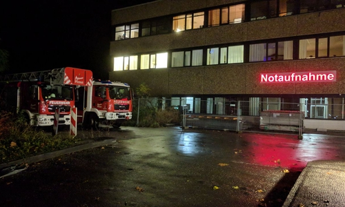 Mittels einer Drehleiter konnte ein Patient aus dem Obergeschoss gerettet und der Notaufnahme zugeführt werden. Foto: Ortsfeuerwehr Helmstedt