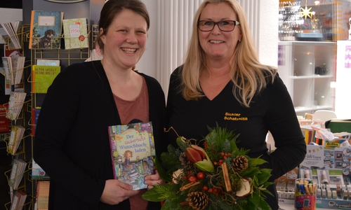 Rund 30 Zuhörer nahmen an der Lesung in Sickte teil. Kinderbuchautorin Katja Frixe (links) mit Anja Grewe
Foto: Privat