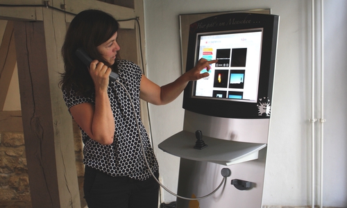 Christine Freywald, Leiterin der Kontakt- und Informationsstelle für Selbsthilfe im Paritätischen Wohlfahrtsverband präsentiert die Funktionen des Info-Terminals. Foto: Alexander Dontscheff
