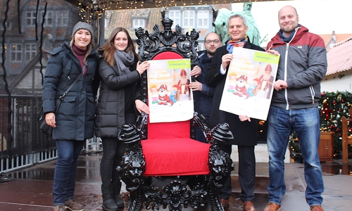 "Auf, zum Nikolaus!" heißt es morgen ab 16:30 Uhr vor der Bühne des Weihnachtsmarkts. Anna Wohlert-Boortz, Vivien Strümpfler und Sebastian Kirchner vom Veranstaltungsmanagement der Stadt sowie Meik Rahmsdorf von der Braunschweigischen Landessparkasse und Timo Degendorfer, Theaterleiter des CineStar, freuen sich auf die Besucher. Foto: Marian Hackert