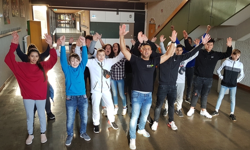 „Stark ohne Muckis“ sind die Schüler der Klassen 7c und 7d der HRS Königslutter nun dank Mustafa Rast. Foto: Haupt- und Realschule Königslutter