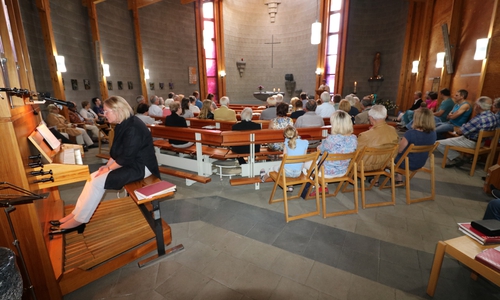 Gottesdienst in der St. Bonifatius Kirche in Weddel mit Bereicherung durch den Kichenchor. An der Orgel Annegret Plate auch Leiterin des Chores. Foto: Lorenz 