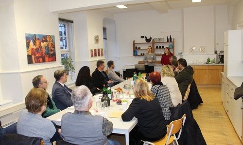 Susanne Pensler und Jana Umlauf vom Stadtteiltreff begrüßten die Vertreter des Ausschusses für Jugend und Soziales in den neuen Räumen. Fotos: Alexander Dontscheff