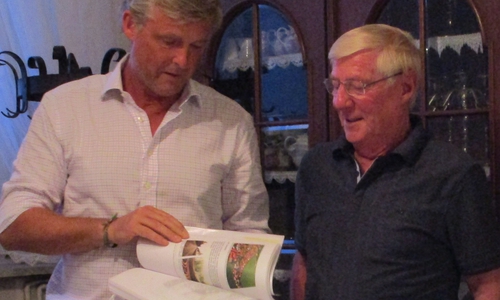 Alexander von Veltheim (links) und Ortsheimatpfleger Herbert Wolff (rechts) blättern in der neuen Veltheim-Chronik. Foto: Privat