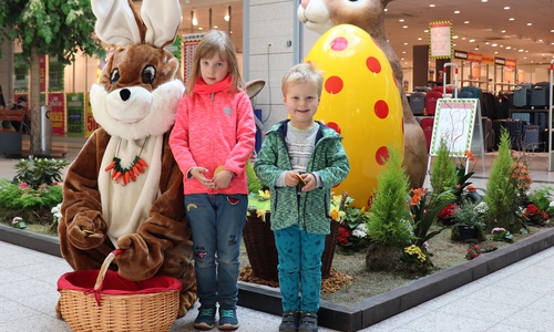 Die Kinder konnten sich bei dem Osterhasen goldene Schokotaler abholen. Fotos: Julia Seidel