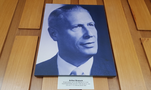 Porträt von Arthur Bransch an der Galerie der Oberbürgermeister und Oberstadtdirektoren im Rathaus. Foto: Stadt Wolfsburg