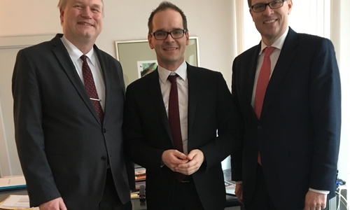 Landrat Dr. Andreas Ebel (r.) und Sozialdezernent Rolf Amelsberg (l.) zu Besuch bei Niedersachsens Kultusminister Grant Hendrik Tonne. Anlass des Gesprächs war die Richtlinie über die Gewährung von Zuwendungen zur Verbesserung der Qualität in Kindertagesstätten sowie die Anregung einer Fachkräfteinitiative des Landes Niedersachsen für Erzieher. Foto: 
