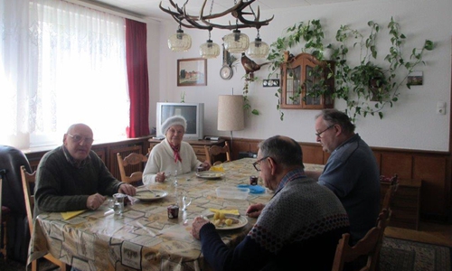 Bewohner im Esszimmer des Wohnheims der Franz-Löhr-Sottmar-Stiftung.
