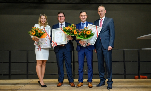 Bernd Wild (rechts) von der Hochschulstiftung der Sparkasse Gifhorn-Wolfsburg mit Lina Oehlmann, Marcus Dreifke und Daniel Müller (von links nach rechts), die für ihre herausragenden Abschlussarbeiten von der Stiftung mit je 1000 Euro ausgezeichnet wurden.
Foto: Ostfalia
 