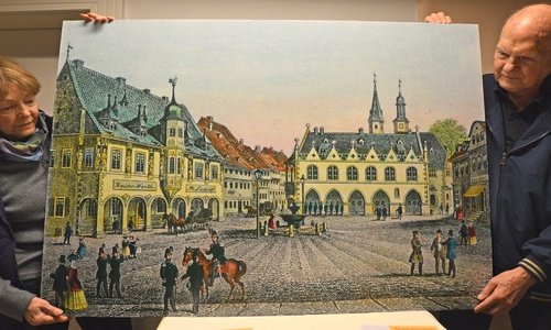 Ursula und Jörg-Utz Hapke vom Museumsverein Goslar zeigen eine colorierte und stark vergrößerte Zeichnung vom Goslarer Marktplatz aus der Feder von Wilhelm Ripe. Foto: Museumsverein Goslar e.V.