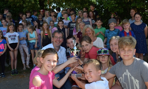 Stellvertretend für all ihre Mitschüler nehmen die Klassensprecher sowie Schulleiterin Astrid Nitsch den Arcachon-Pokal von Dr. Oliver Junk entgegen. Foto: Stadt Goslar
