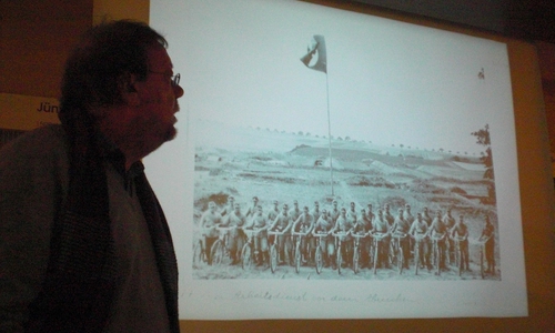 Dr. Geschwinde berichtet, dass sogar der Arbeitsdienst zu den Grabungen herangezogen wurden. Foto: Förderkreis Heimathaus Alte Mühle Schladen e.V.