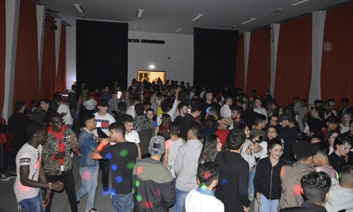 Im Gegensatz zu dem Polizeieinsatz war „die Stimmung im großen Saal des Kinder- und Jugendzentrums super", berichten die Organisatoren. Foto: Jugendring