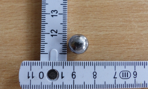 Diese Stahlkugel wurde mit einer bisher unbekannten Vorrichtung verschossen. Foto: Polizei