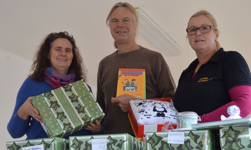 Claudia Heyden-Rynsch, Henning Terschüren und Anja Grewe bei der Spendenübergabe (v. li.). Foto: Samtgemeinde Sickte / Richert
