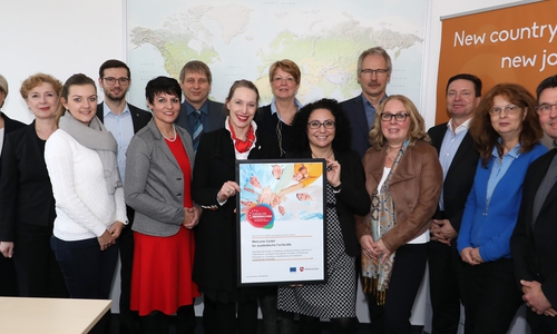 Gabriela Schimmel-Radmacher (Öffentliche Versicherung Braunschweig), Oliver Syring (Allianz für die Region GmbH) und die Kooperationspartner des Welcome Center für die Region trafen sich heute am neuen Standort in Wolfsburg.  Foto: Allianz für die Region.