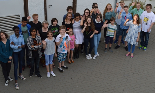 die deutsch-französische Schülergruppe beim Abschiedsabend in Sickte mit ihren Lehrerinnen Imogen Ernst und Françoise Bulat Foto: Margit Richert