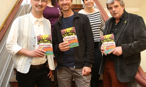 Bürgermeister Reinhard Deitmar (rechts) und Margit Richert (dahinter) freuen sich gemeinsam mit Gästen auf Folkmusik im Rittersaal.
Foto: Lothar Köchy