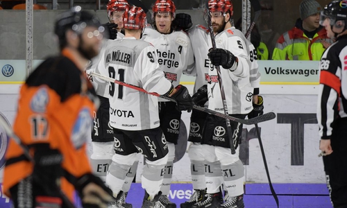 Lucas Dumont, Moritz Mller, Ryan Jones und Morgan Ellis von den Kölner Haien feiern das Tor zum 2:2. Foto: Moritz Eden/City-Press GmbH
