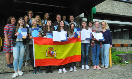 Schülerinnen und Schüler nehmen ihr europäisches Sprachenzertifikat über Leistungen im Spanisch-Bereich entgegen. Es gratulierten Dozentin Ximena Batzdorfer (links), Schulleiterin Barbara Reichert (3. von rechts) und Kvhs -Fremdsprachenleiterin Wencke Ahäuser (rechts). Foto: Christian-von-Dohm-Gymnasium, Horstmann