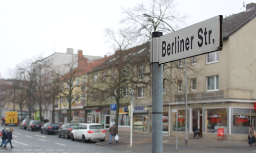 Die Linden und Parkplätze sollen laut Plan den Umbaumaßnahmen der Berliner Straße weichen. Foto: Alexander Panknin