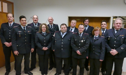 Die beförderten und geehrten Kameradinnen und Kameraden mit dem Ortskommando und Kreisbrandmeister Tobias Thurau (2.vl.), Ortsbrandmeister Dirk Bremer (rechts) und der stellvertretende Ortsbrandmeister Christian Braukhoff (links). Foto: Freiwillige Feuerwehr Dettum
