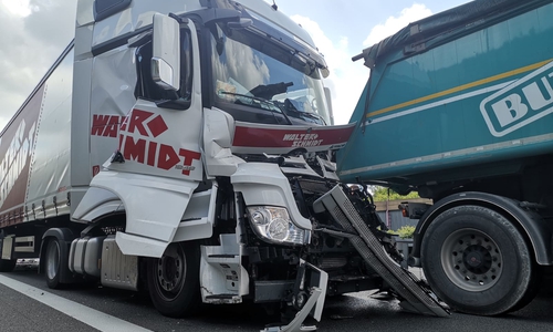 Der LKW-Fahrer wurde nur leicht verletzt. Fotos: Aktuell24
