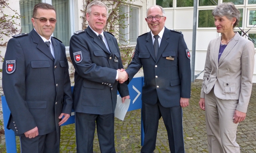 Wolfgang Schmidt verabschiedete sich in den Ruhestand. Von Links: Mario Dedolf, Wolfgang Schmidt, Olaf Gösmann, Heike Heil. Foto: Polizei Wolfsburg-Helmstedt