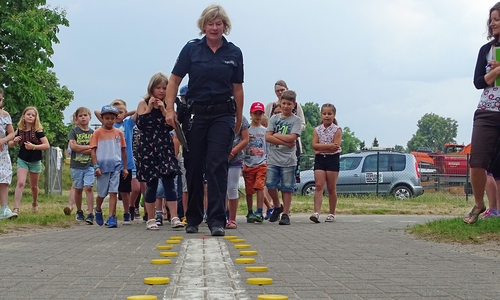 Die Polizeibeamtin Silke Hitschfeld aus Wolfsburg beteiligte sich maßgeblich am Mobilitätstag der Grundschule Lehre, um Erfahrungen in der Präventionsarbeit der Polizei zu gewinnen. Sie wies Eltern und Kinder eine und bewertete die Leistungen der Schüler. Der Tag wird ihr in Erinnerung bleiben, denn sie wurde während der Aktion zur Polizeioberkommissarin befördert. Fotos: Kreisverkehrswacht Helmstedt e.V.