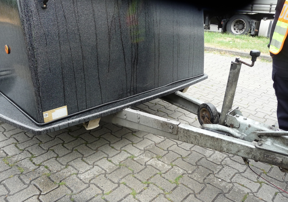 Unfachmännisch reparierte Deichsel eines Busanhängers. Foto: Polizei Goslar