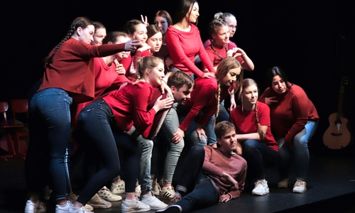 Der THG-Kurs Darstellendes Spiel des 12. Jahrgangs zeigte eine Szenencollage zur Geschichtensammlung des "Struwwelpeter".  Fotos: THG