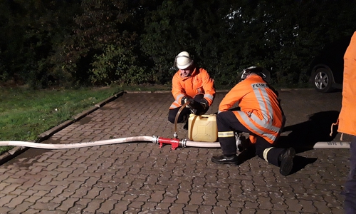 Aufbau des simulierten Schaummitteleinsatzes. Foto: Feuerwehr