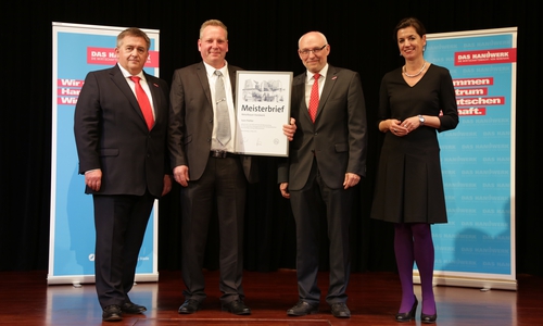 Sven Piehler: Metallbauermeister Sven Piehler mit Kammerpräsident Detlef Bade (l.), Kammerhauptgeschäftsführer Eckhard Sudmeyer (2.v.r.) und Sabine Hepperle vom Bundeswirtschaftsministerium. Foto: Fotostudio Gramann