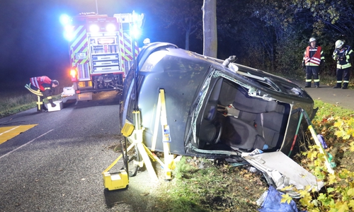 Das Auto kam auf der Seite zum Liegen. Fotos: Rudolf Karliczek