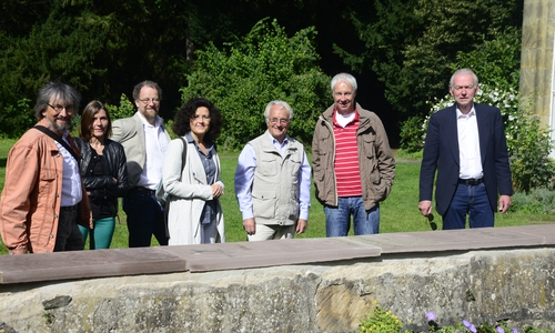  (Ulli Schwarze): Ministerin Gabriele Heinen-Kljajic (4.v.l) besucht den Destedter Schlosspark zusammen mit v.l. Diethelm Krause-Hotopp, Ulrike Siemens, Matthias Böhnig, Klaus Becker, Bernhard Brockmann und Friedrich von Veltheim
 Foto: Krause-Hotpp