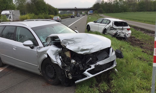 Die beiden Fahrzeuge mussten abgeschleppt werden. Fotos: Alexander Panknin