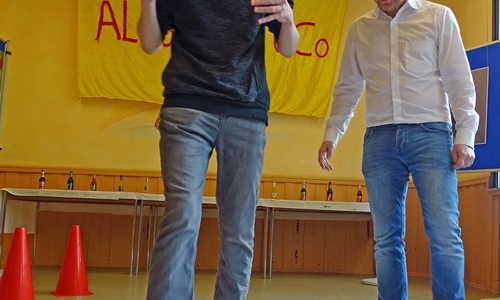 Die Präventionsunterrichtseinheit zeigt wieder auf, dass sie sehr gut unter dem Motto: 0,8 Promille – mal nüchtern gesehen, eindrucksvoll die Wirkung des legalen Rauschmittels Alkohol erkennen lässt. Dennis Heinze stand den Teilnehmern zur Seite. Foto: Kreisverkehrswacht Helmstedt