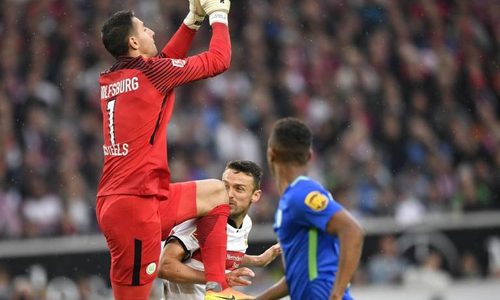 VfL-Keeper Casteels erwischte Gentner mit dem Knie im Gesicht. Foto: imago/Weber