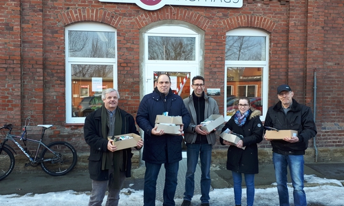 Die Verantwortlichen präsentieren die Flyer. Foto: Goslar Marketing GmbH