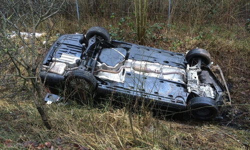 Auto landet nach Kollision mit einem LKW kopfüber im Graben. Fotos/Videos: Werner Heise