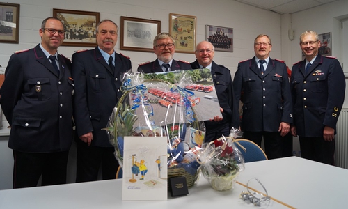Von links: Dieter Borchers, Uwe Faulborn, Lothar Kolmsee, Hans Friedrich Thiemann, Utz Körtge und Markus Ritschbieter bei der Verabschiedung. Foto: Feuerwehr Elm-Asse