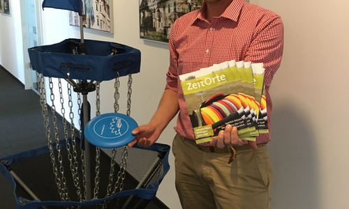 Jan-Christoph Ahrens, Geschäftsstellenleiter des TourismusRegion BraunschweigerLAND e. V., stellt die neue Disc-Golf-Broschüre vor. Foto: Privat
