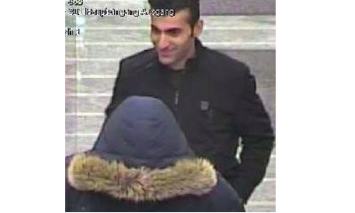 Mit dem Foto aus der Überwachungskamera einer Bank sucht die Polizei Braunschweig nach einem Zeugen, in dessen Begleitung ein mutmaßlicher, bislang unbekannter, EC-Kartenbetrüger war. Foto: Polizei