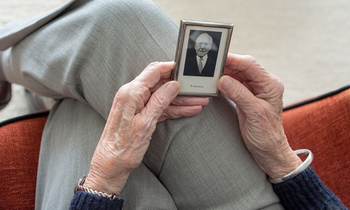 Zwar sind Menschen jeden Alters betroffen, doch besonders häufig leiden ältere Menschen unter Einsamkeit. Symbolfoto: pixabay