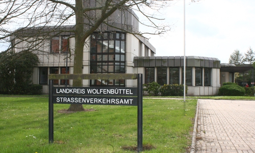 Wer ein Fahrzeug an-oder ummelden will, braucht Geduld.
