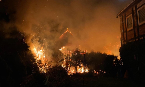 Als die Einsatzkräfte aus dem Landkreis Helmstedt eintrafen stand das Gebäude bereits in Vollbrand. Fotos: Feuerwehr Grasleben