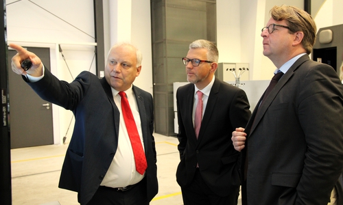 Präsentation des Deutschen Zentrums für Luft- und Raumfahrt (DLR) auf dem Forschungsflughafen Braunschweig;  Prof. Dr. Joachim Block, S.E. Dr. Andrij Melnyk, Carsten Müller (v.l.n.r.) Foto: Siegfried Nickel
