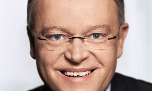 Der niedersächsische Ministerpräsident Stephan Weil kommt nach Wolfsburg. Foto: SPD