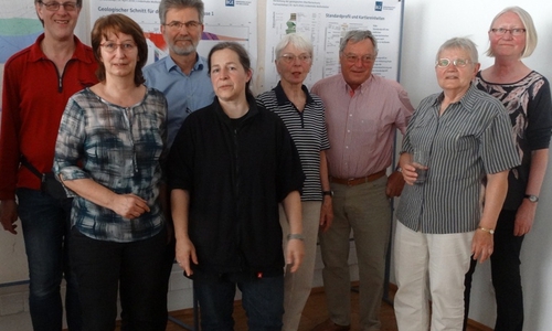 Lutz Seifert, Heike Wiegel, Jürgen Wiegel, Gerta Kuchenbecker, Jutta Kersten, Peter Wypich, Ursel Dettmann und Eleonore Bischoff beim Fachworkshop zur Vorstellung der geologischen Oberflächenkarte der Asse. Foto: A2K