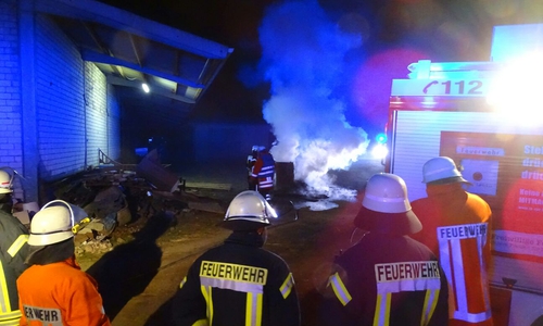 Ein nicht gemeldetes Lagerfeuer löste einen Feuerwehrgroßeinsatz aus. Fotos: Feuerwehr Pressestelle